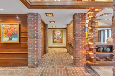 Entry Way - 5200 Turtle Pt, Ann Arbor, MI 48105 photo 3 of 5