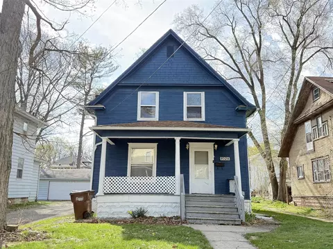1028 Woodbridge, Jackson, MI 49203