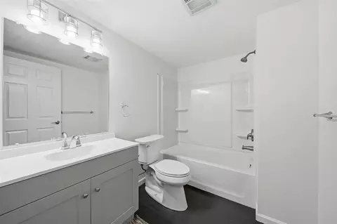 Bath - 744 Pemberton, Jackson, MI 49203 photo 4 of 4