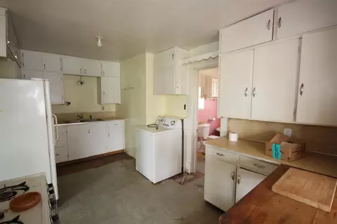 Kitchen - 304 E Pr, Vicksburg, MI 49097 photo 3 of 4