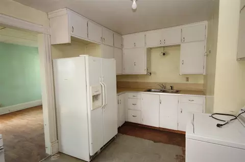 Kitchen - 304 E Pr, Vicksburg, MI 49097 photo 1 of 4