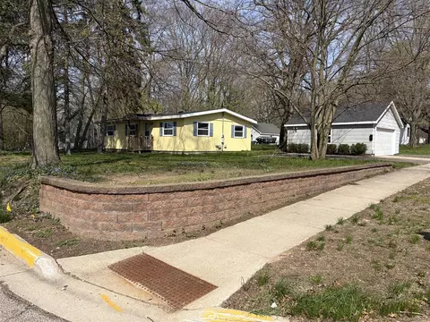 835 S Haven Pl, South Haven, MI 49090