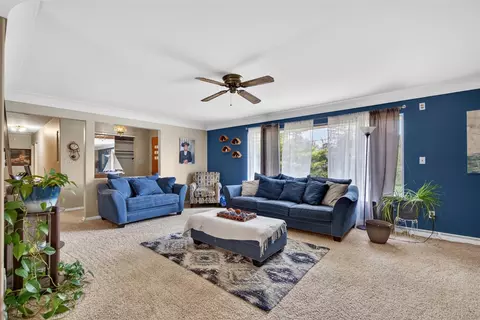 Living - 3928 Stonewall, Jackson, MI 49203 photo 2 of 6