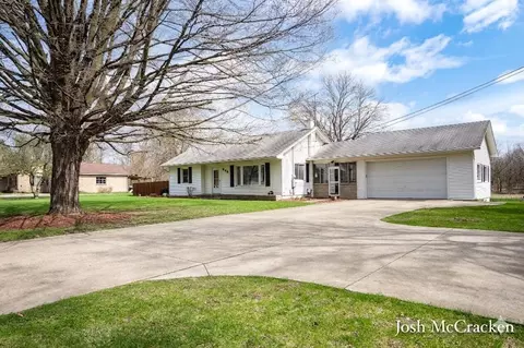 846 Lincoln Lk, Lowell, MI 49331