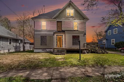 821 Clarence, Kalamazoo, MI 49001