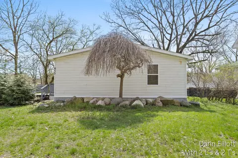 Exterior - 633 E Main, Ionia, MI 48846 photo 4 of 9