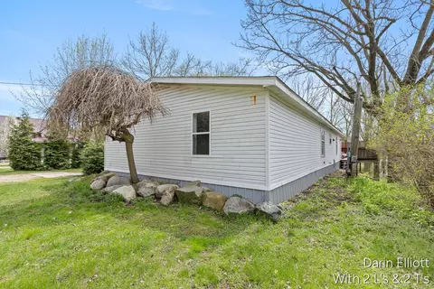 Exterior - 633 E Main, Ionia, MI 48846 photo 5 of 9