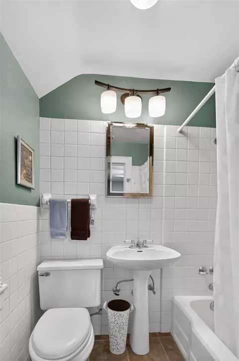 Bath - 1714 4th, Jackson, MI 49203 photo 4 of 7
