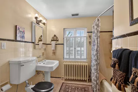 Bath - 1714 4th, Jackson, MI 49203 photo 6 of 7