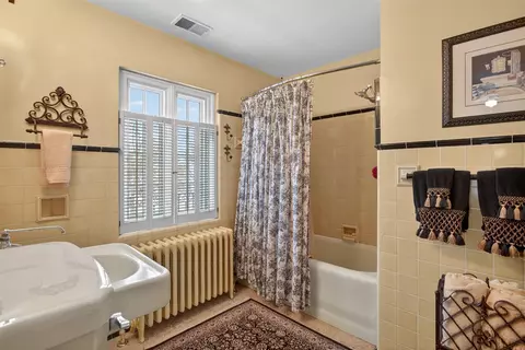 Bath - 1714 4th, Jackson, MI 49203 photo 5 of 7