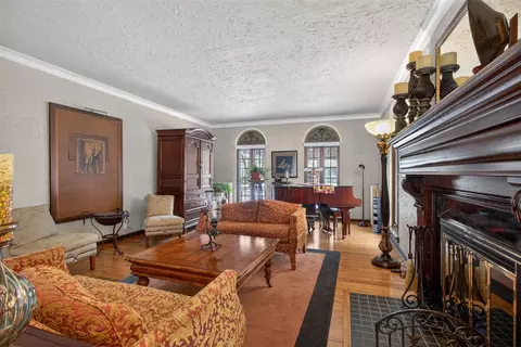 Living - 1714 4th, Jackson, MI 49203 photo 4 of 7