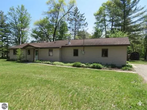 7861 S Dyer Lk, Falmouth, MI 49632