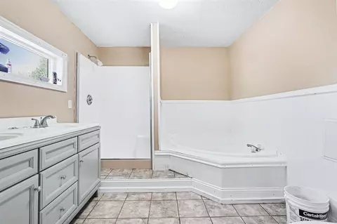Bath - 1006 Maple, Jackson, MI 49203 photo 2 of 3