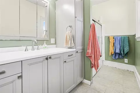 Bath - 1006 Maple, Jackson, MI 49203 photo 1 of 3