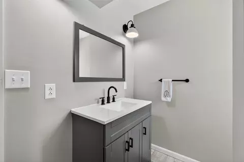Bath - 937 Varden, Jackson, MI 49202 photo 2 of 2