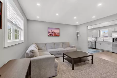 Living - 937 Varden, Jackson, MI 49202 photo 1 of 1