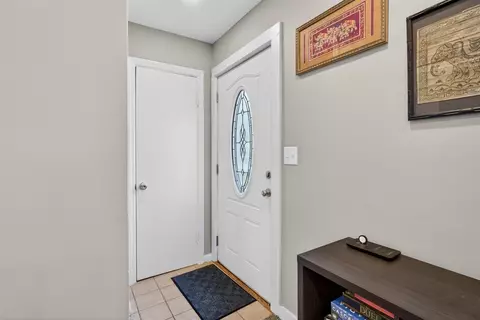Entry Way - 937 Varden, Jackson, MI 49202 photo 1 of 5
