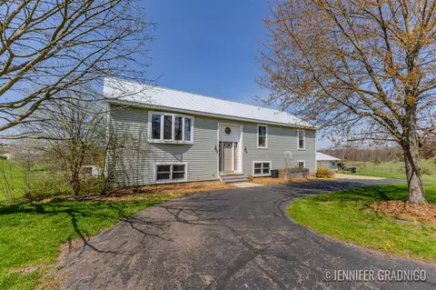 1500 Tanner Lk, Hastings, MI 49058