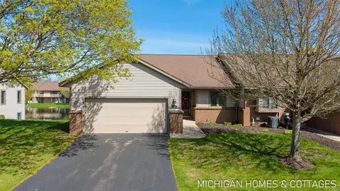 1674 Lakeview, Zeeland, MI 49464