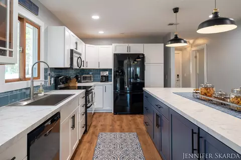 Kitchen - 9341 S Oxeye, Baldwin, MI 49304 photo 4 of 8