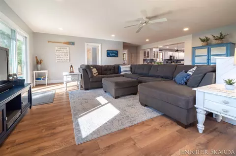 Living - 9341 S Oxeye, Baldwin, MI 49304 photo 4 of 5