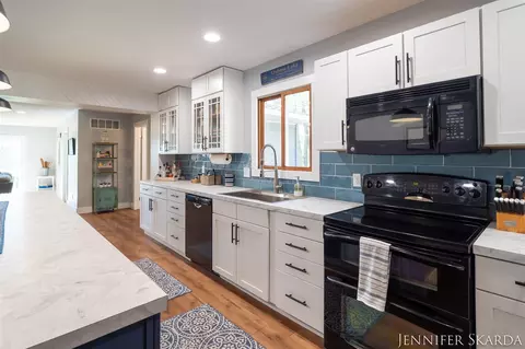 Kitchen - 9341 S Oxeye, Baldwin, MI 49304 photo 7 of 8