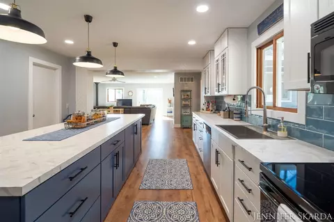 Kitchen - 9341 S Oxeye, Baldwin, MI 49304 photo 6 of 8