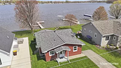 547 Eagle Pt, Lake Odessa, MI 48849