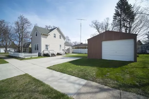 257 2nd, Manistee, MI 49660