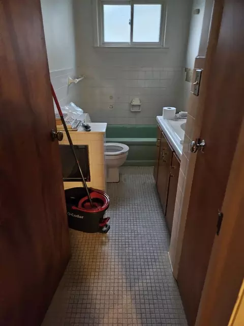 Bath - 1614 Knapp, Flint, MI 48503 photo 1 of 1