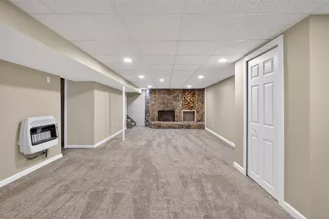 Living - 532 Robinson, Jackson, MI 49203 photo 3 of 4