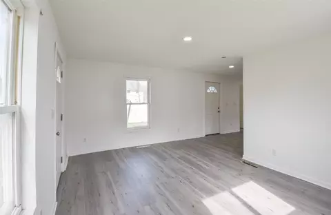 Living - 113 E Washington, Coldwater, MI 49036 photo 3 of 3