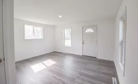 Living - 113 E Washington, Coldwater, MI 49036 photo 2 of 3