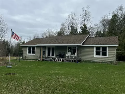 4010 Lake Shr, Charlevoix, MI 49720