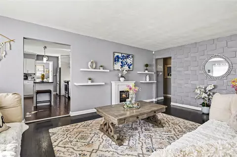Living - 342 E Napier, Benton Harbor, MI 49022 photo 3 of 4