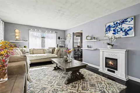 Living - 342 E Napier, Benton Harbor, MI 49022 photo 2 of 4