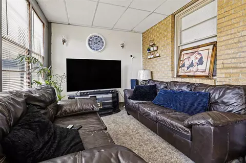 Living - 342 E Napier, Benton Harbor, MI 49022 photo 4 of 4