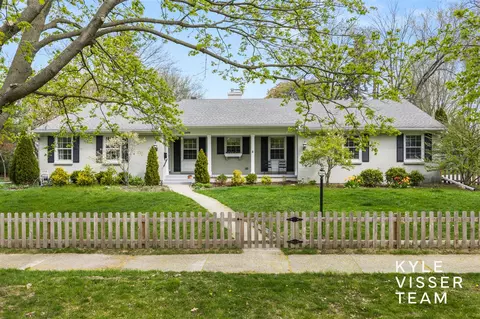 2405 Oakwood, East Grand Rapids, MI 49506