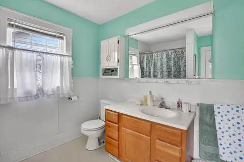 Bath - 747 Crescent, Jackson, MI 49203 photo 2 of 3