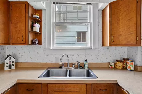 Kitchen - 747 Crescent, Jackson, MI 49203 photo 4 of 7