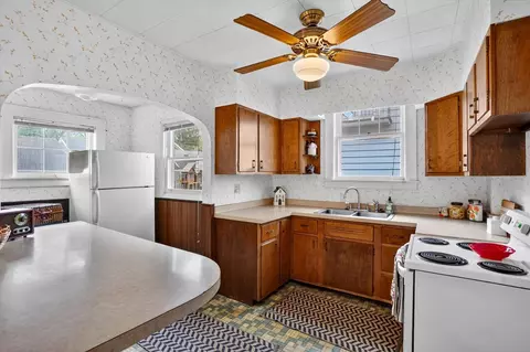 Kitchen - 747 Crescent, Jackson, MI 49203 photo 1 of 7