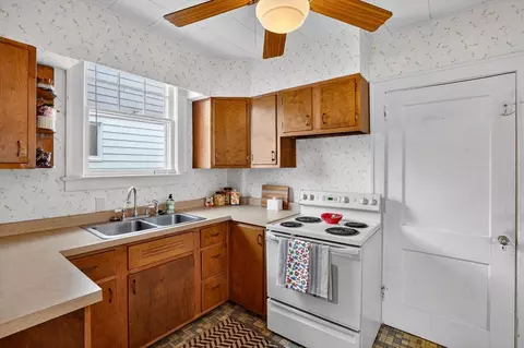 Kitchen - 747 Crescent, Jackson, MI 49203 photo 3 of 7