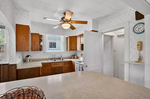Kitchen - 747 Crescent, Jackson, MI 49203 photo 2 of 7