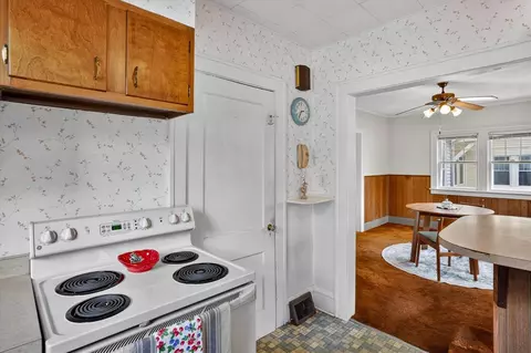 Kitchen - 747 Crescent, Jackson, MI 49203 photo 5 of 7