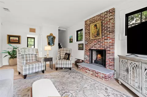 Living - 156 S S Un, Douglas, MI 49406 photo 5 of 7