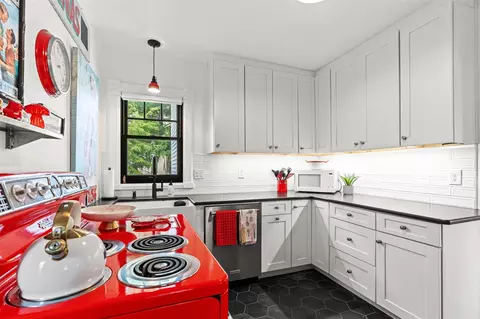 Kitchen - 156 S S Un, Douglas, MI 49406 photo 1 of 4