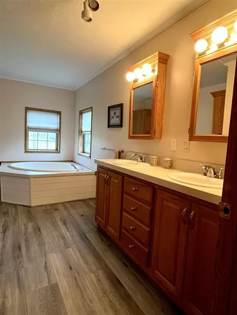 Bath - 1897 Edgar, Edmore, MI 48829 photo 1 of 4