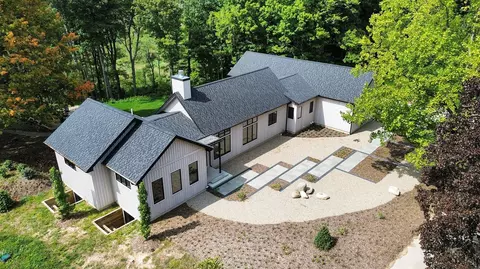 2954 Peach Crk, Fennville, MI 49408