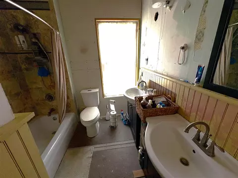 Bath - 211 Maple, Manistee, MI 49660 photo 3 of 4