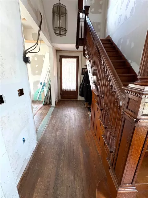 Entry Way - 211 Maple, Manistee, MI 49660 photo 2 of 7